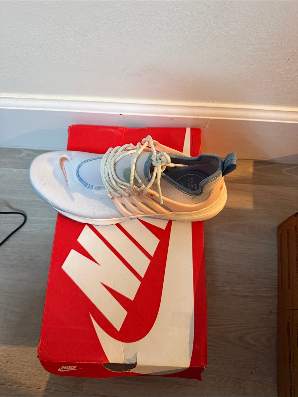 Nike - Picture 2 of 3